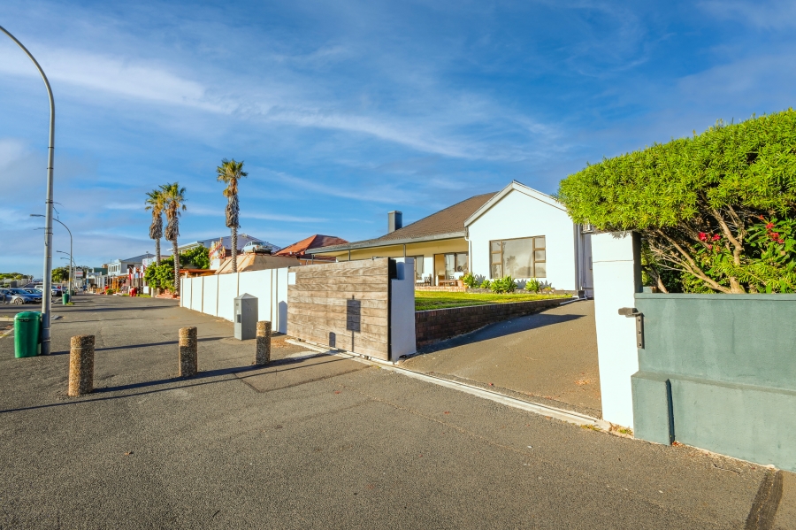 To Let 5 Bedroom Property for Rent in Gordons Bay Central Western Cape